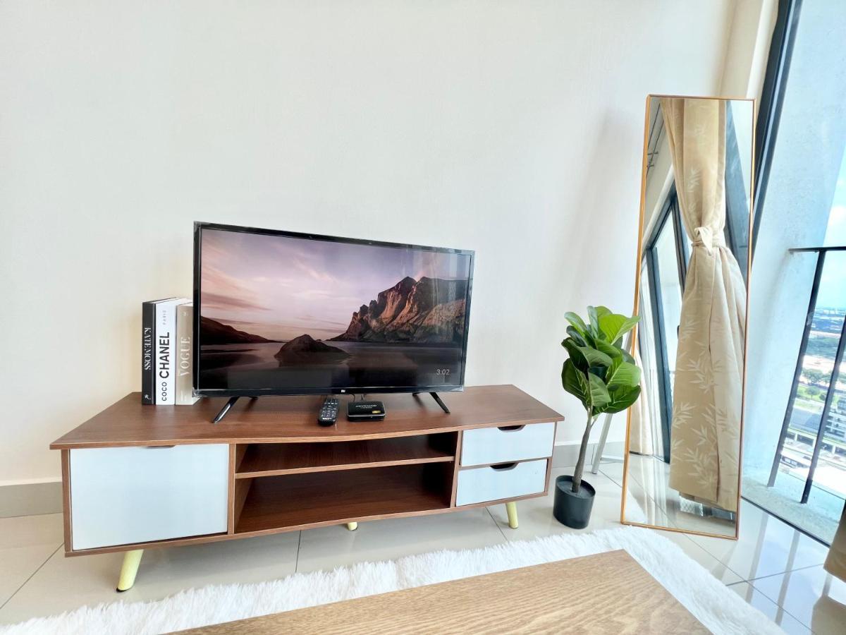 A 1-4 Pax Cozy Studio Tv Box Pool 100Mps Wifi 3 Bed Trefoil Setia Alam Exterior photo