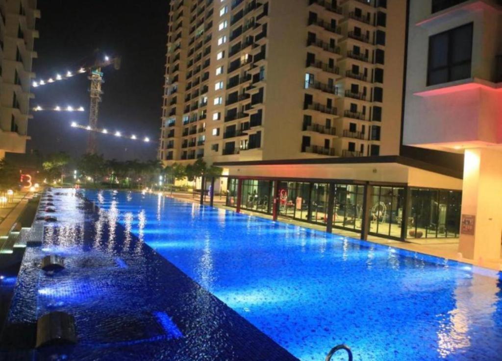 A 1-4 Pax Cozy Studio Tv Box Pool 100Mps Wifi 3 Bed Trefoil Setia Alam Exterior photo