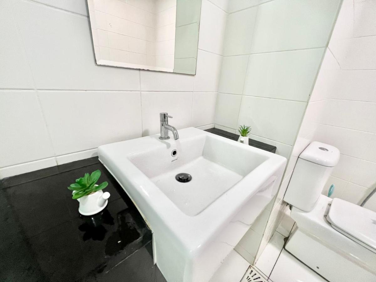 A 1-4 Pax Cozy Studio Tv Box Pool 100Mps Wifi 3 Bed Trefoil Setia Alam Exterior photo