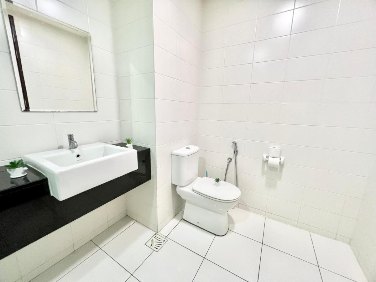 A 1-4 Pax Cozy Studio Tv Box Pool 100Mps Wifi 3 Bed Trefoil Setia Alam Exterior photo
